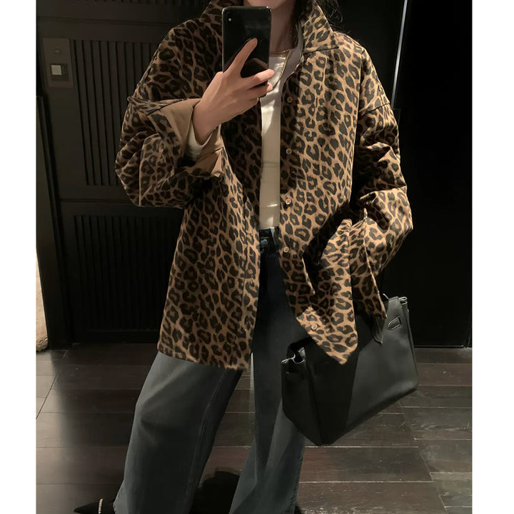 Oversized women's shirt with a trendy leopard pattern Lune London