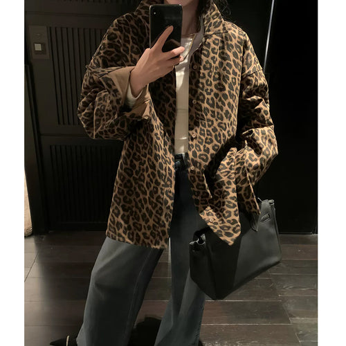 Oversized women's shirt with a trendy leopard pattern Lune London