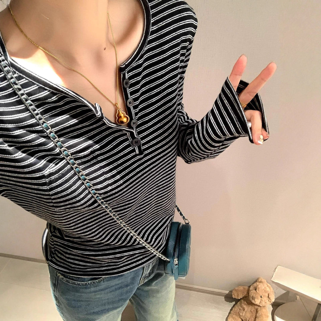 Women's long sleeve shirt with elaborate button design and striped pattern Chic & Stil
