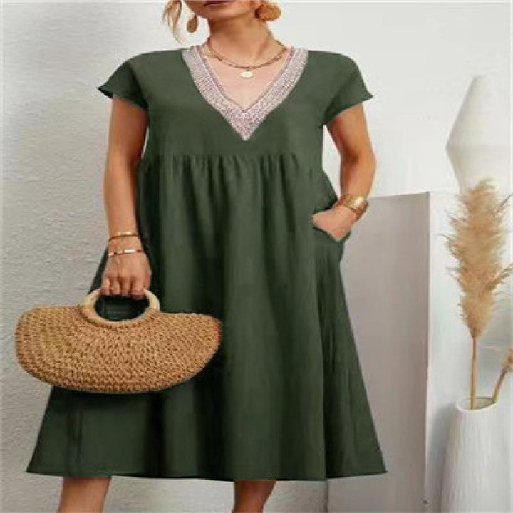 Robe maxi femme avec un élégant décolleté en V et des poches latérales Chic & Stil