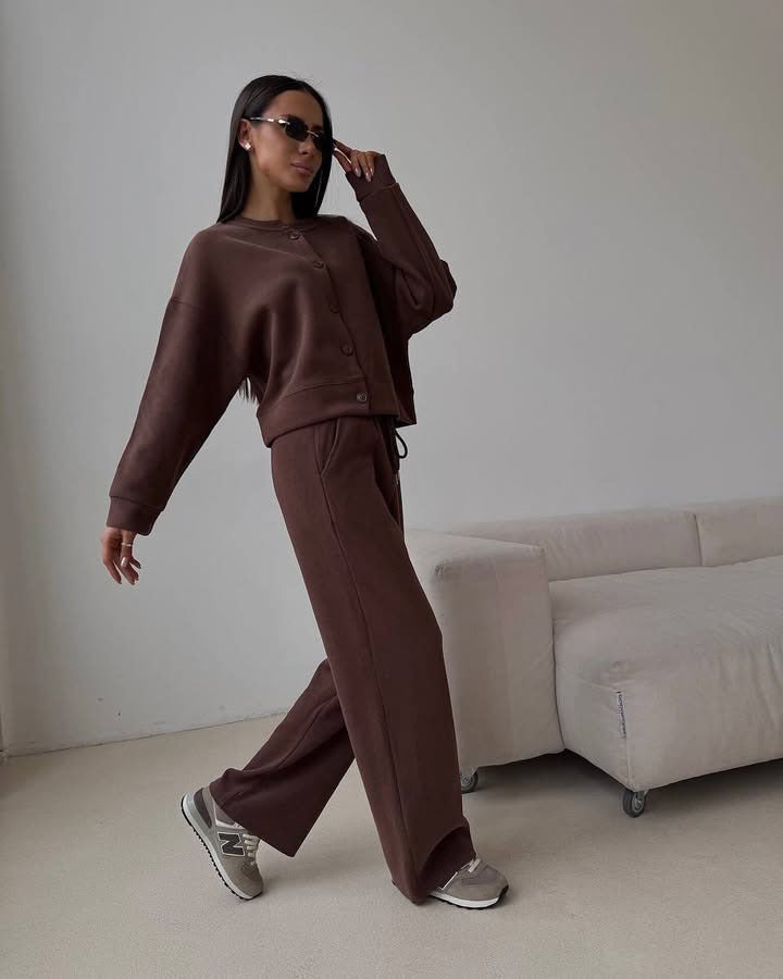 Comfortable lounge set for women with button details and elastic cuffs Lune London