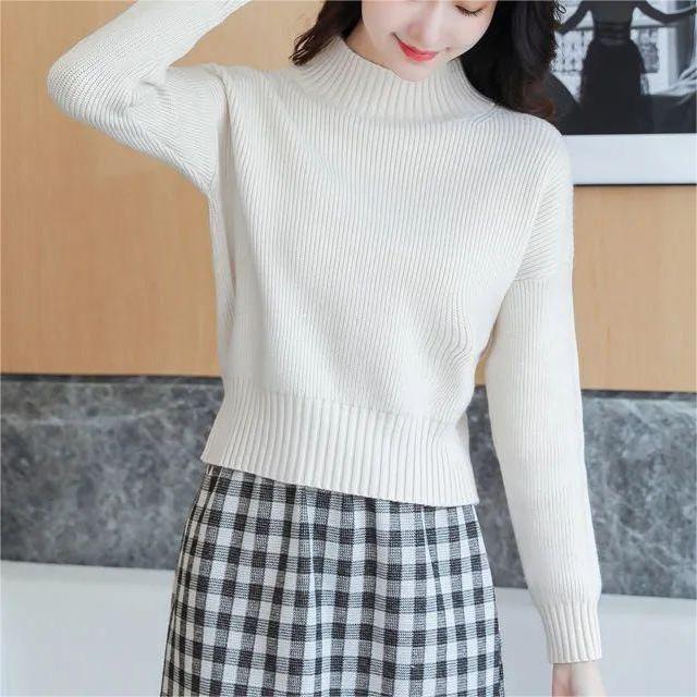 Sweater tricoté décontracté pour femmes avec col montant et détails en fines côtes Chic & Stil