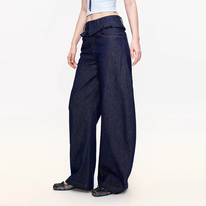 Pantalons en denim larges pour femmes avec taille haute et plis à la mode.
