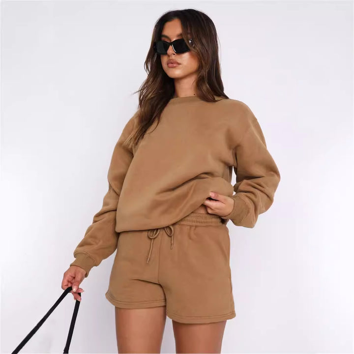 Women's casual sweatset with comfortable short sleeve top and cozy shorts Chic & Stil