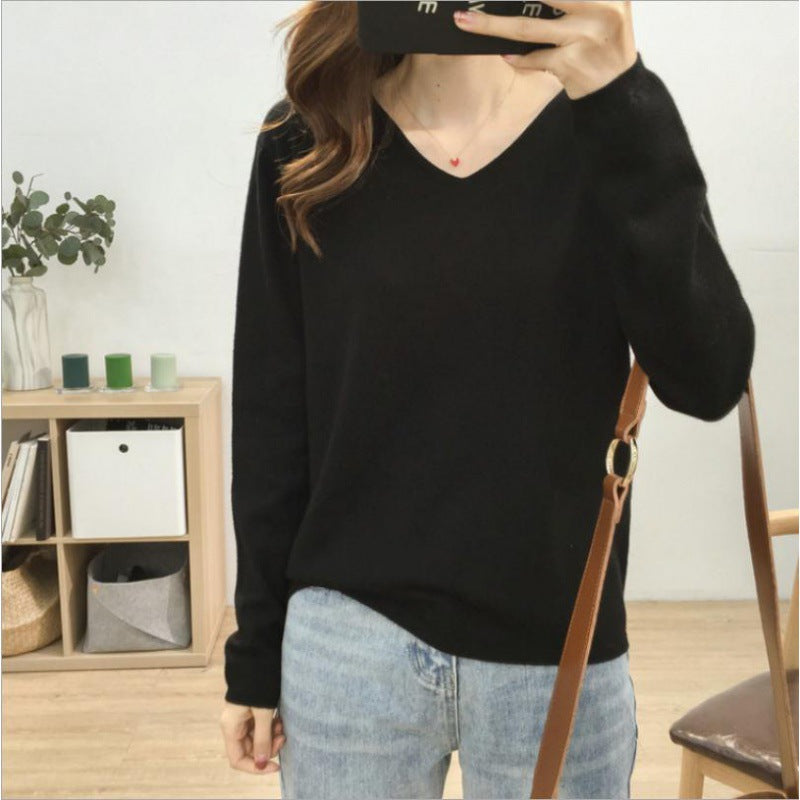 Pull féminin à col en V avec une coupe décontractée et des matériaux doux Chic & Stil