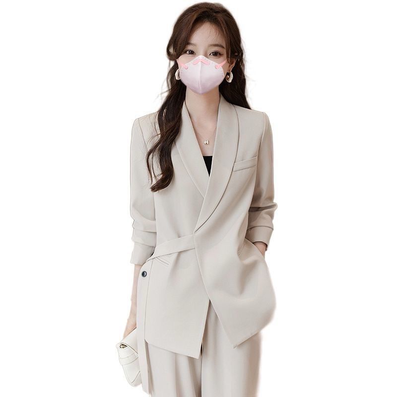 Blazer moderne pour femmes avec coupe asymétrique et ceinture à la taille Chic & Stil