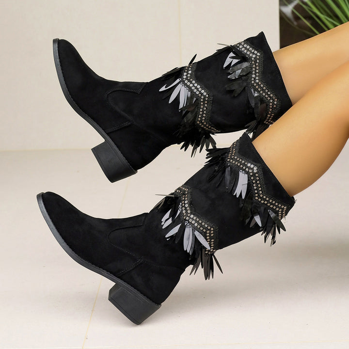 Fashionable women's boots with fringes and chic glitter details