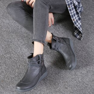 Trendy winter boots for women with practical lacing and a non-slip sole Lune London