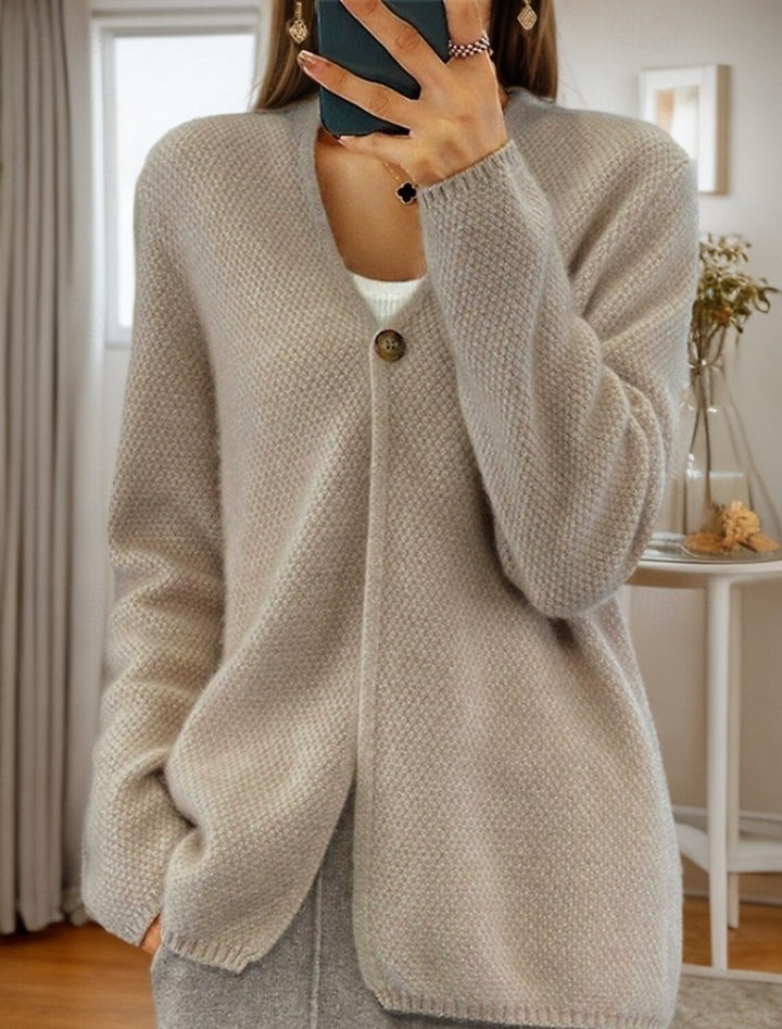 Knit jacket for women with a fine structure and a chic buttonhole Stil