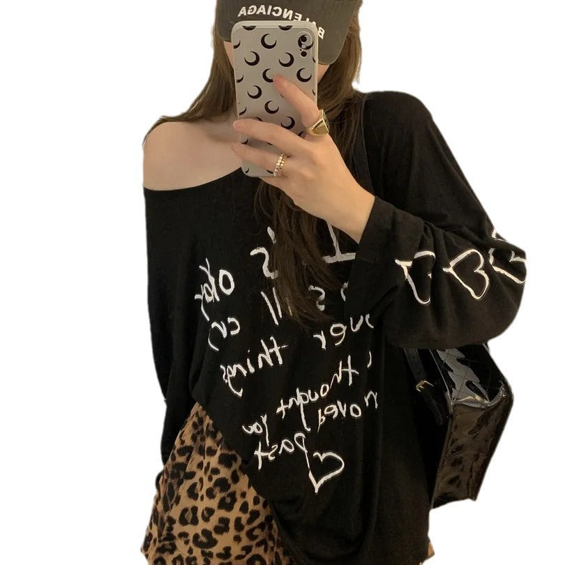 Women's casual oversized top with off-shoulder design and artistic lettering Chic & Stil