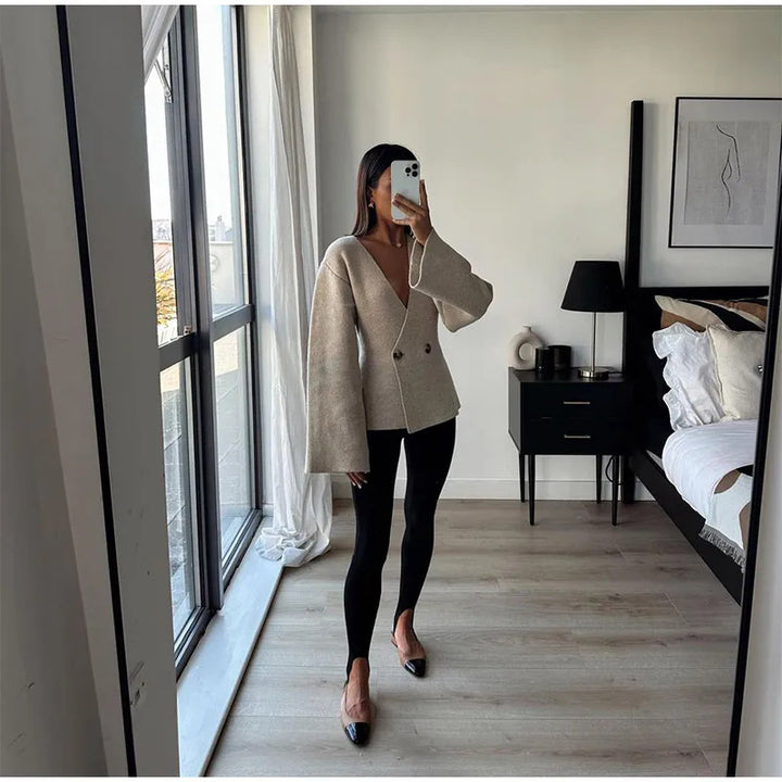 Cardigan féminin tendance avec coupe asymétrique et grands boutons Chic & Stil