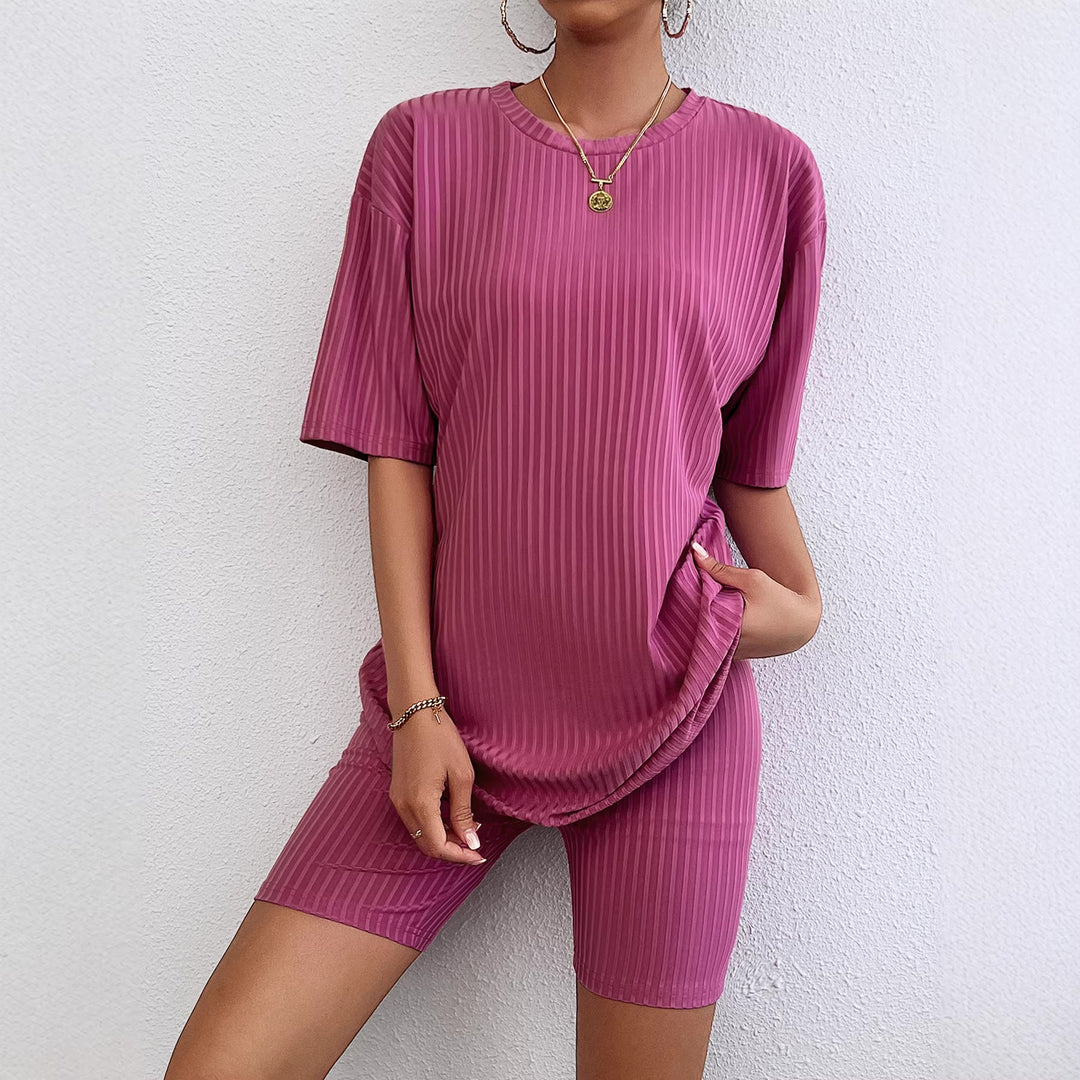Women's short sleeve sports top and fashionable cycling shorts Chic & Stil