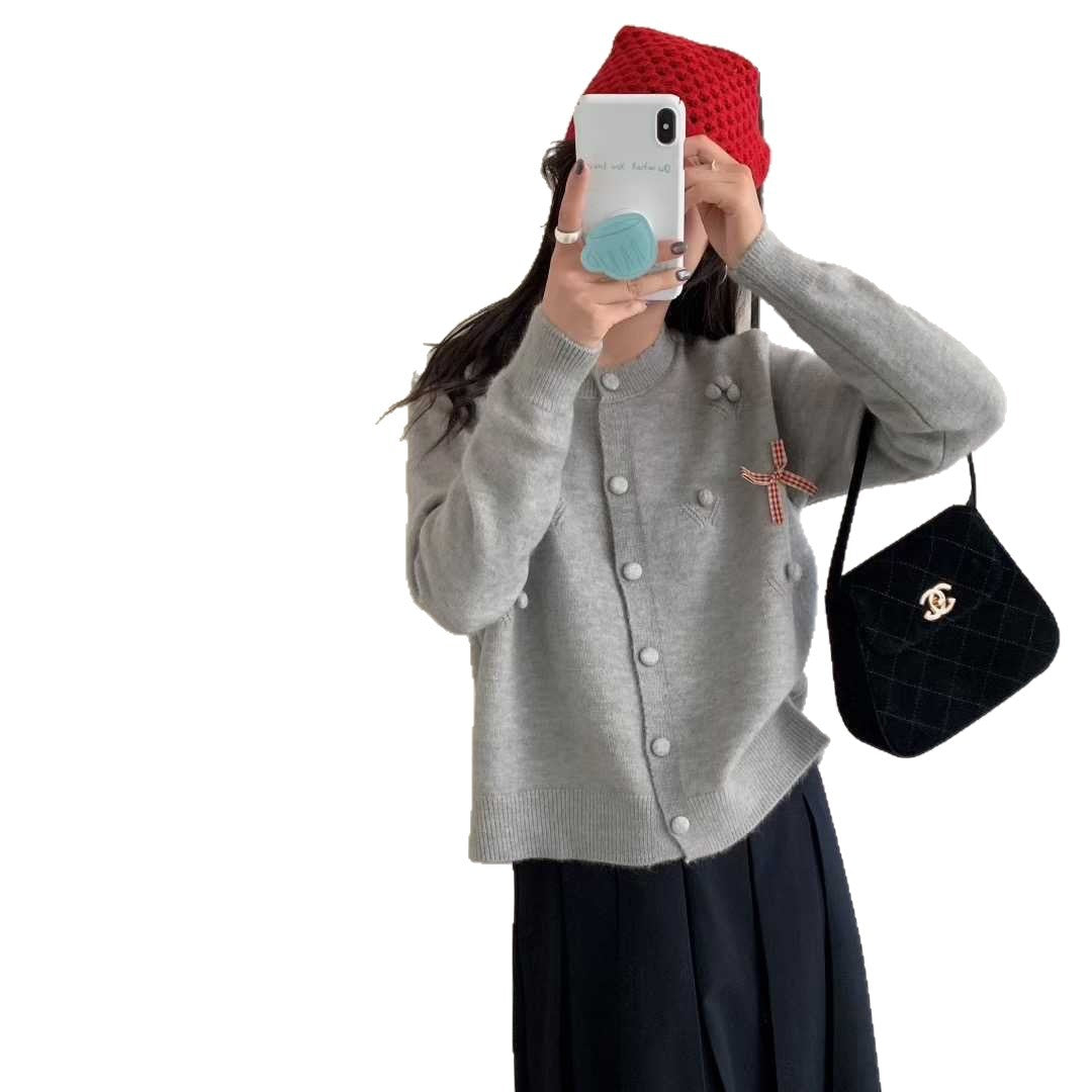 Cardigan féminin à la mode avec détails décoratifs Chic & Stil