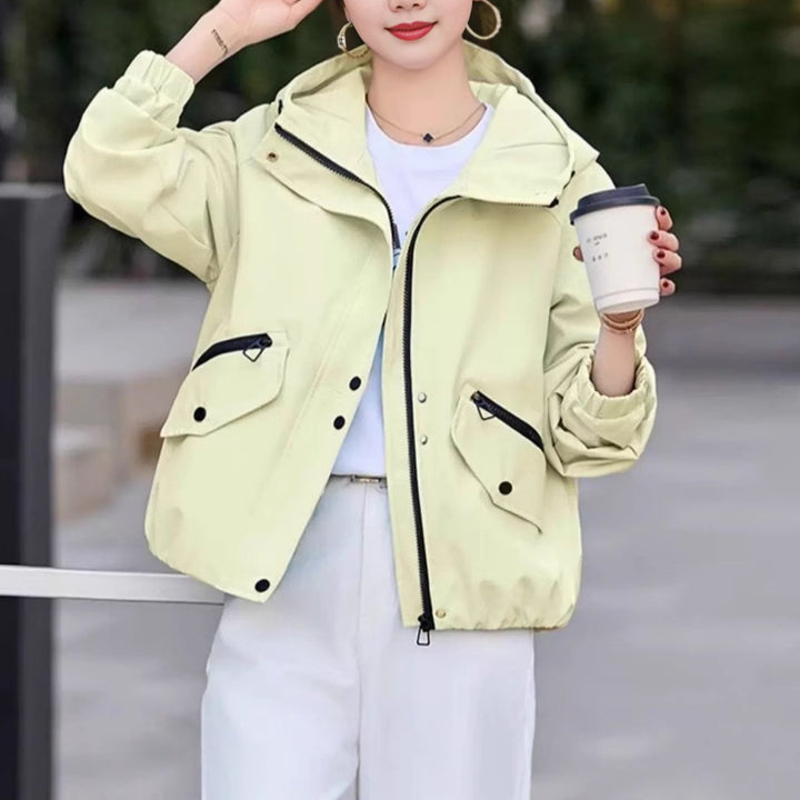 Veste de transition élégante pour femmes avec design de capuche ajustable et poches pratiques Chic & Stil