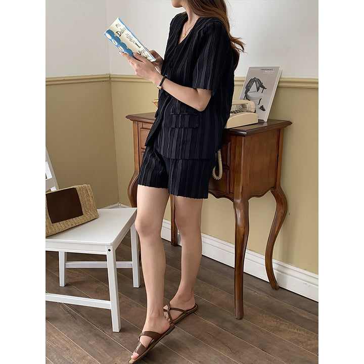 Women's casual two-piece set with structured top and shorts Chic & Stil