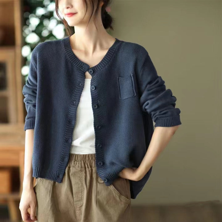 Cardigan pour femmes à devant ouvert avec des détails de boutons décoratifs Chic & Stil