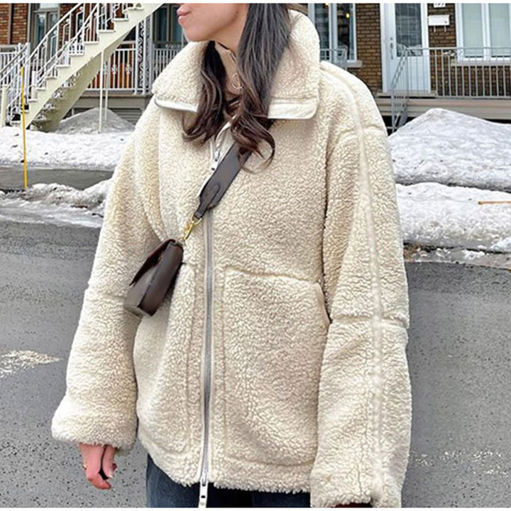 Modest fleece jacket for women with practical pockets and a high collar Lune London