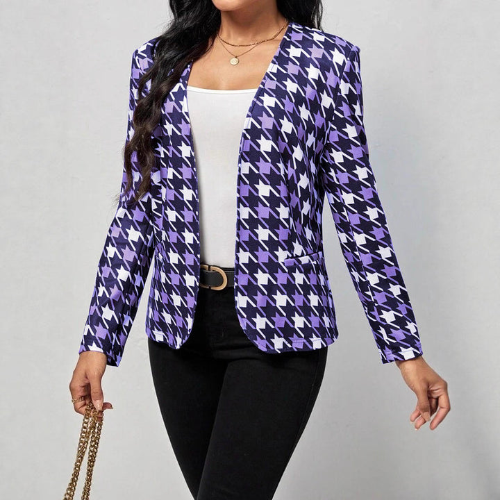 Trendy women's blazer jacket with an eye-catching houndstooth pattern and a fitted cut Lune London