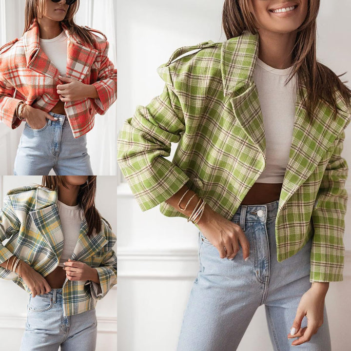 Elegant short jacket for women with a casual fit and practical pockets Lune London