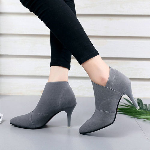 Elegant women's boots with a pointed toe and a stylish stretchy upper Lune London