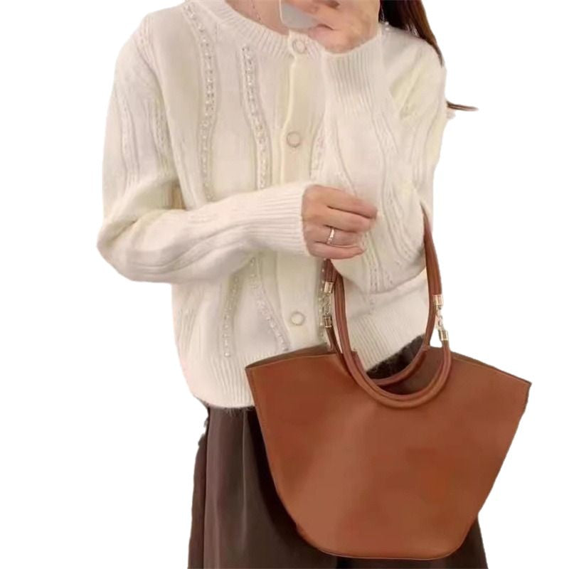Cardigan pour femmes avec détails en perles élégants et coupe classique Chic & Stil