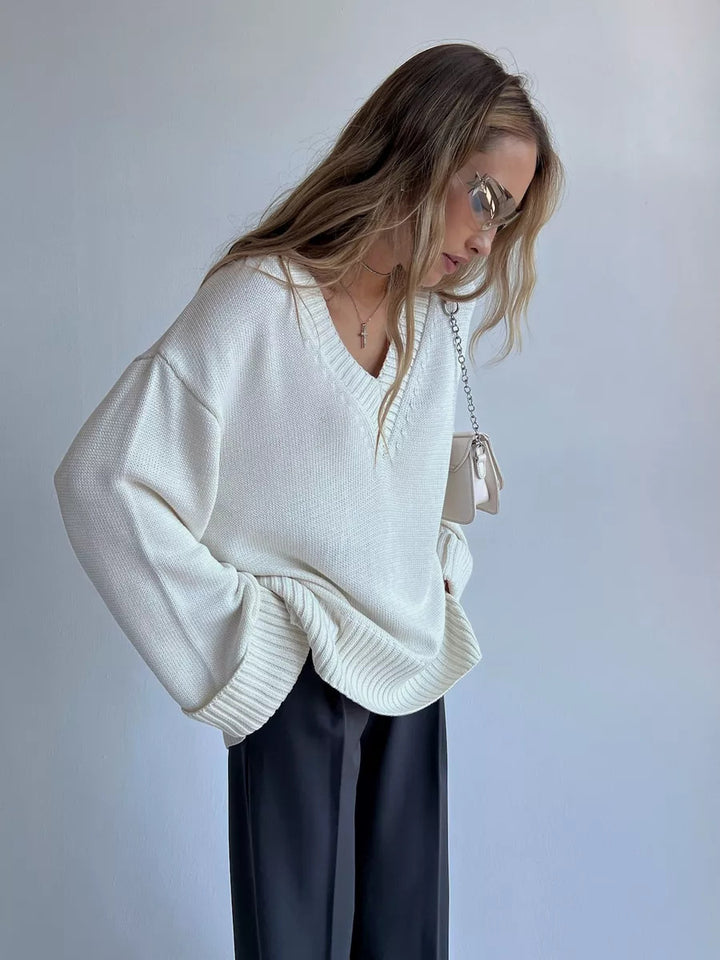 Women elegant knit sweater with V-neck and casual fit Chic & Stil