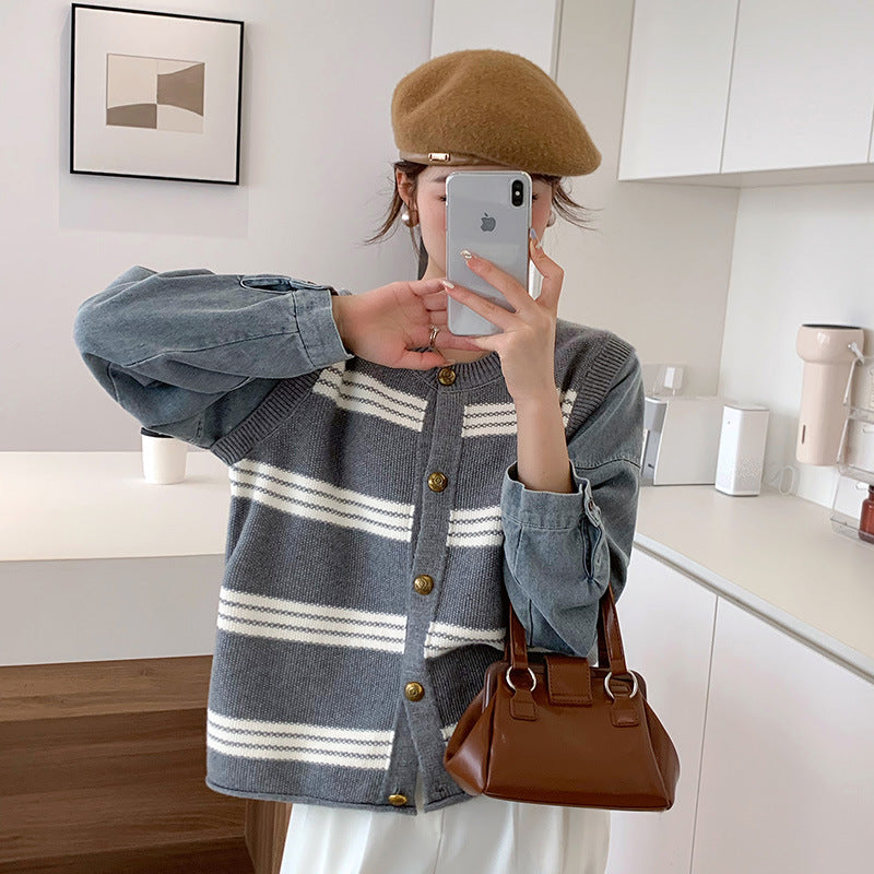 Cardigan féminin confortable avec des rayures modernes et une fermeture à boutons tendance Chic & Stil