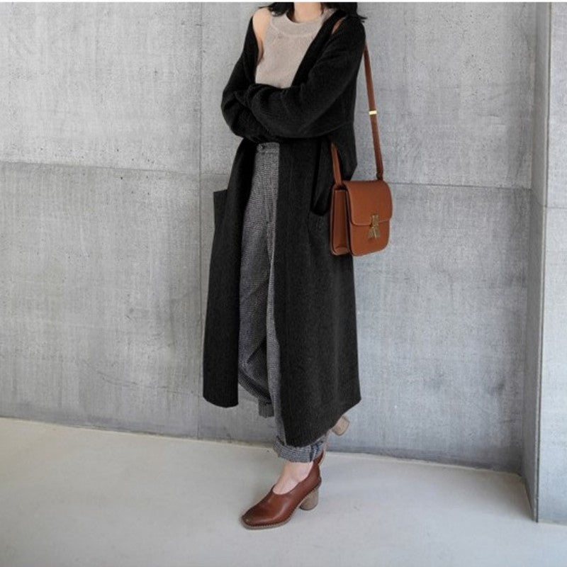 Cardigan long pour femmes en tricot avec design de poche pratique et matériau doux Chic & Stil