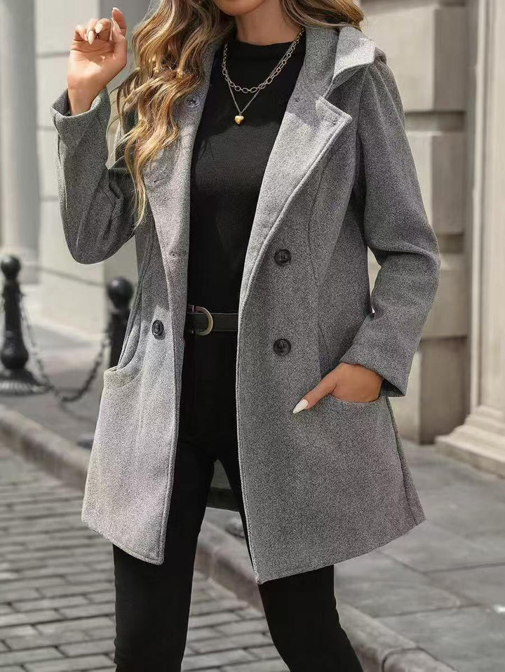 Trendy women's outdoor coat, fitted with practical pockets and stylish collar Lune London