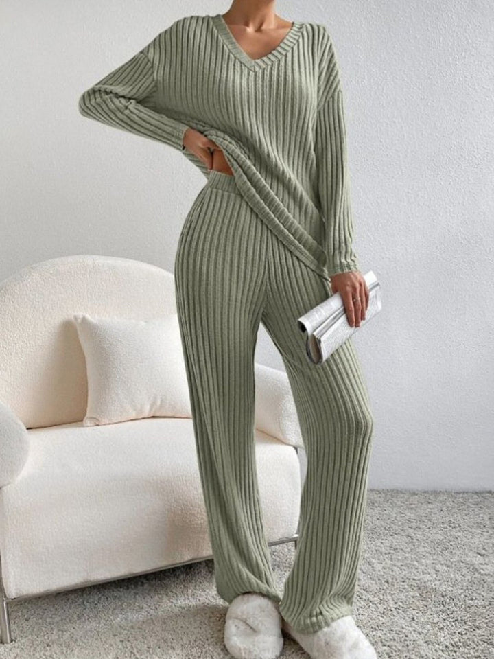 Women Comfortable Fine Knit Set with V-Neck and Long Sleeves Chic & Stil
