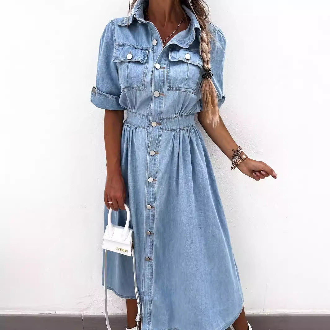 Robe en denim pour femmes avec patte de boutonnage pratique et coupe cintrée Chic & Stil