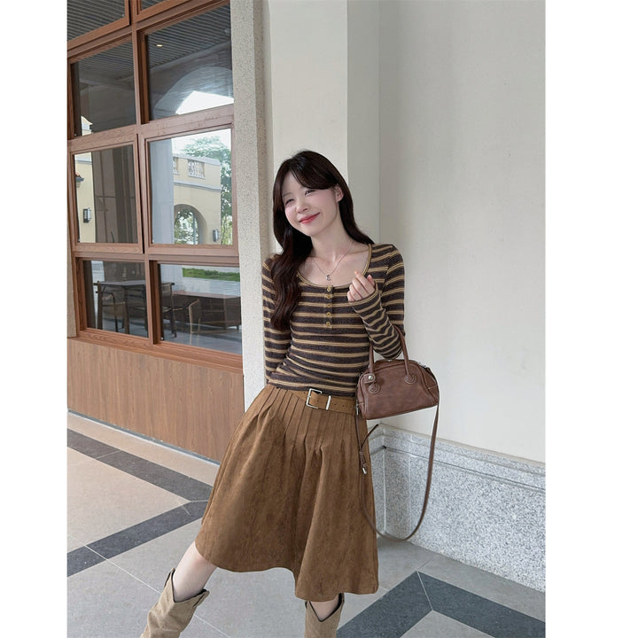 Women's long sleeve shirt with fashionable round neck and decorative buttons Chic & Stil