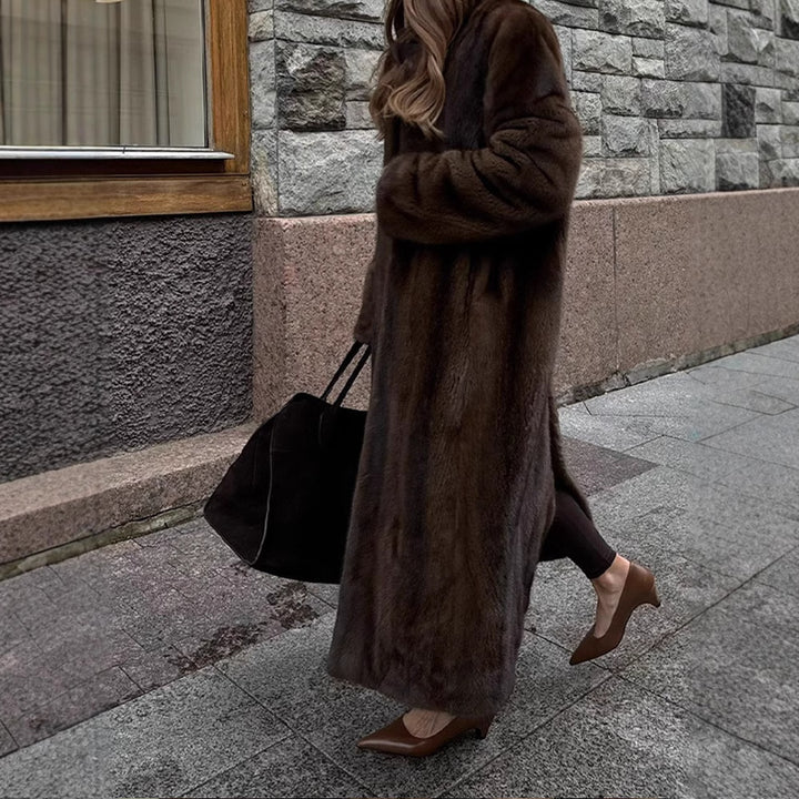 Women's faux fur coat with a luxurious design and a trendy cut Lune London
