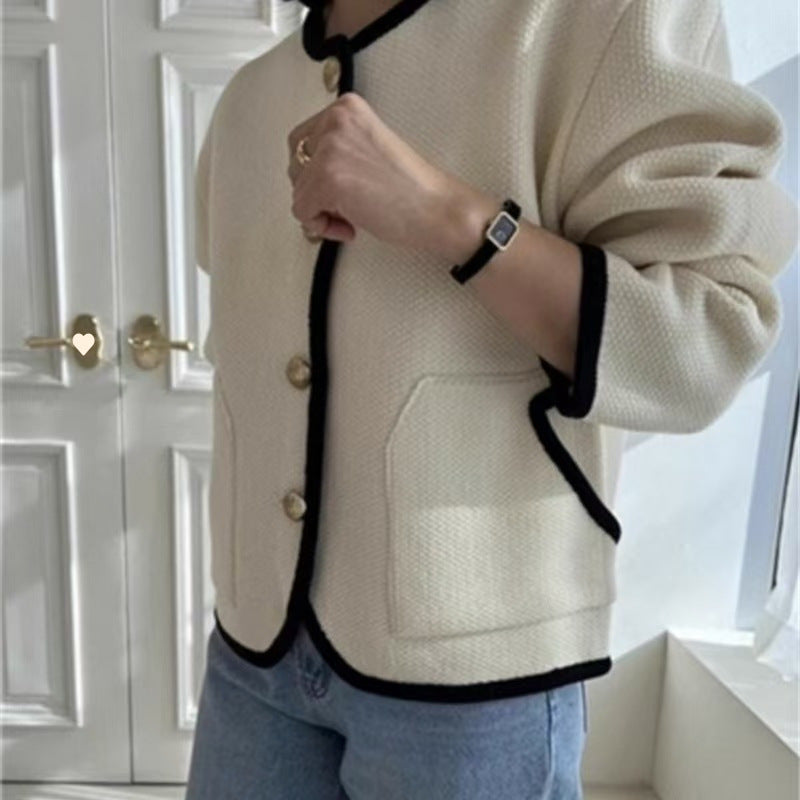 Cardigan pour femmes avec des boutons décoratifs et un col contrasté Lune London