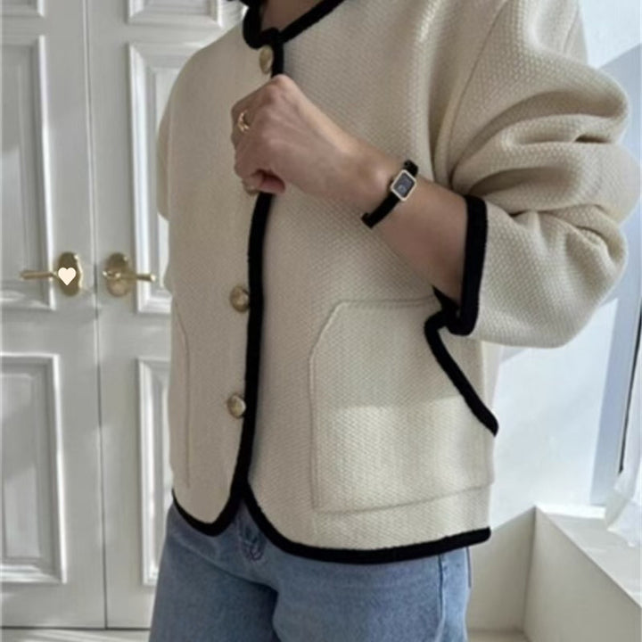 Cardigan pour femmes avec des boutons décoratifs et un col contrasté Lune London