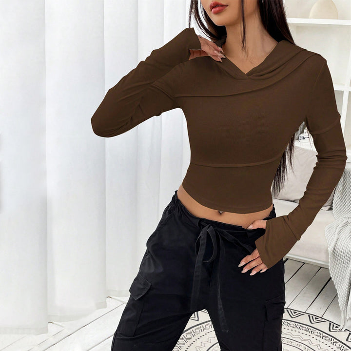 Chic & Stil Women's short top with an elegant hoodie design and long sleeves