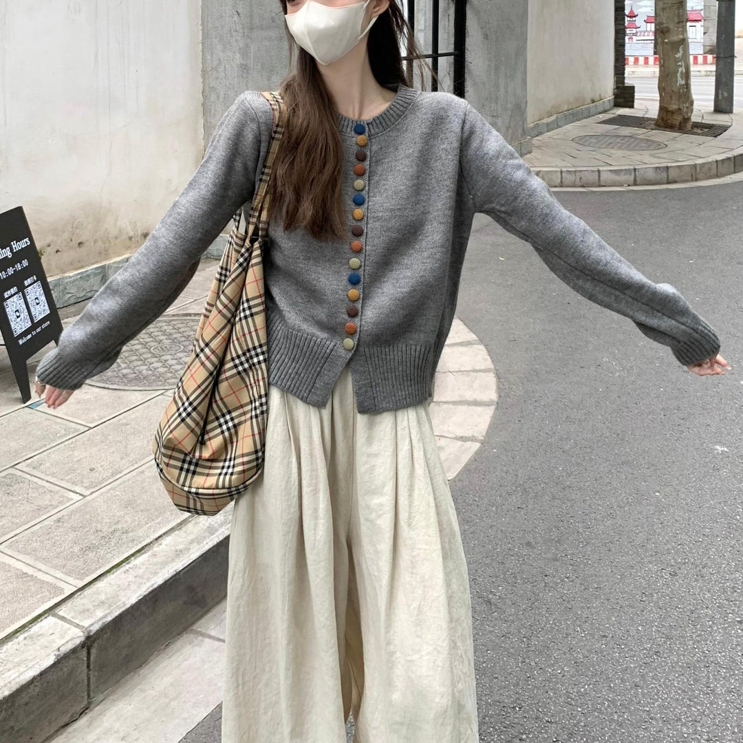 Cardigan pour femmes avec des détails de boutons colorés et une coupe décontractée Chic & Stil