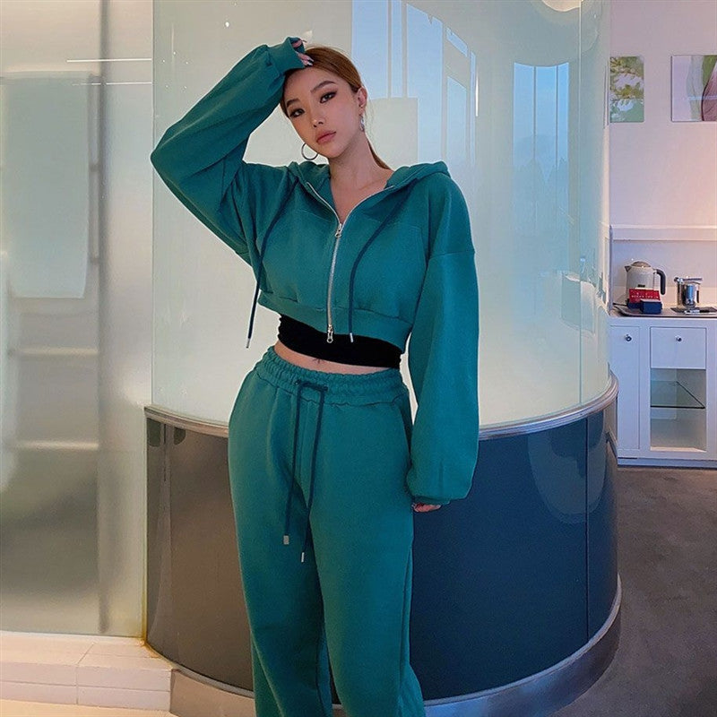 Women's sporty leisure set with cropped hoodie and joggers Chic & Stil