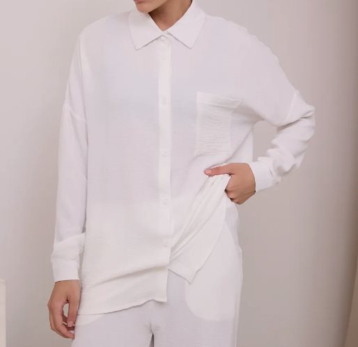 Casual women's shirt with button-down closure and chest pocket Lune London