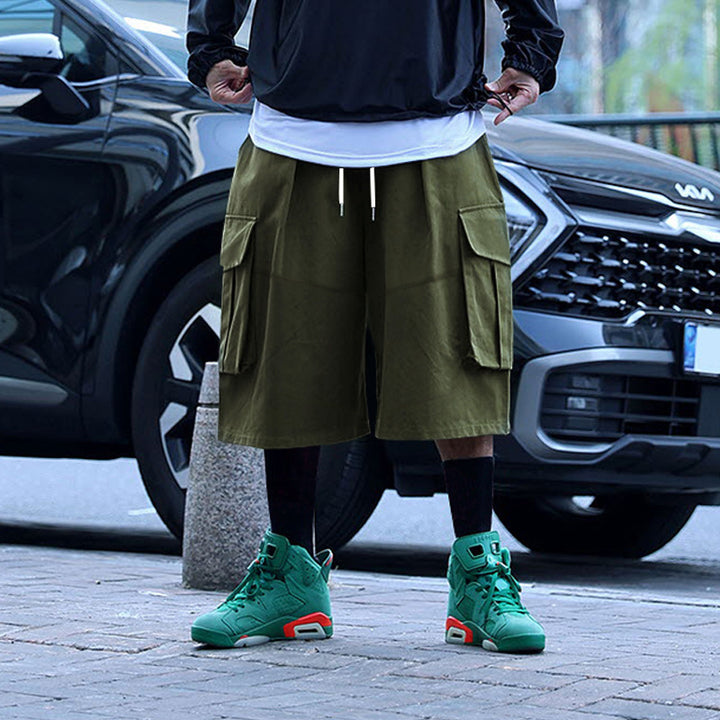 Shorts cargo pratiques pour femmes avec taille élastique et plusieurs poches Lune London