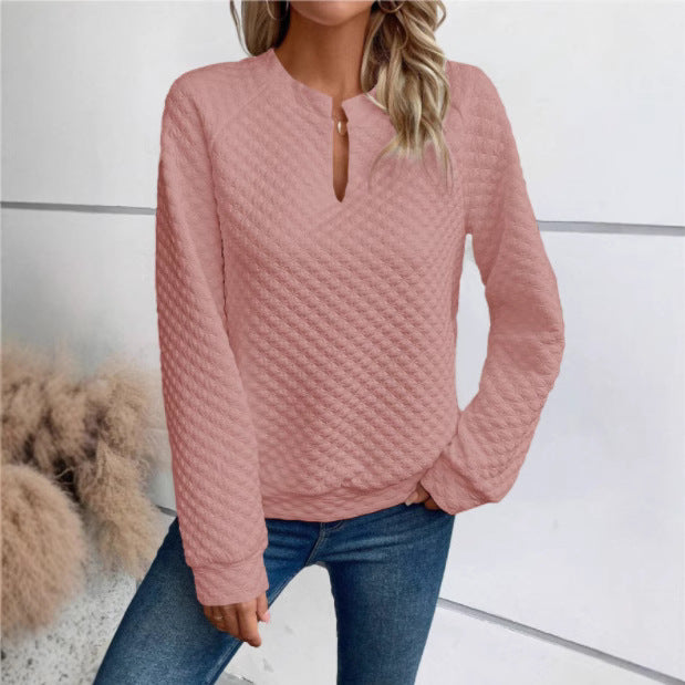 Sweat-shirt pour femmes avec design matelassé texturé et décolleté à la mode Chic & Stil