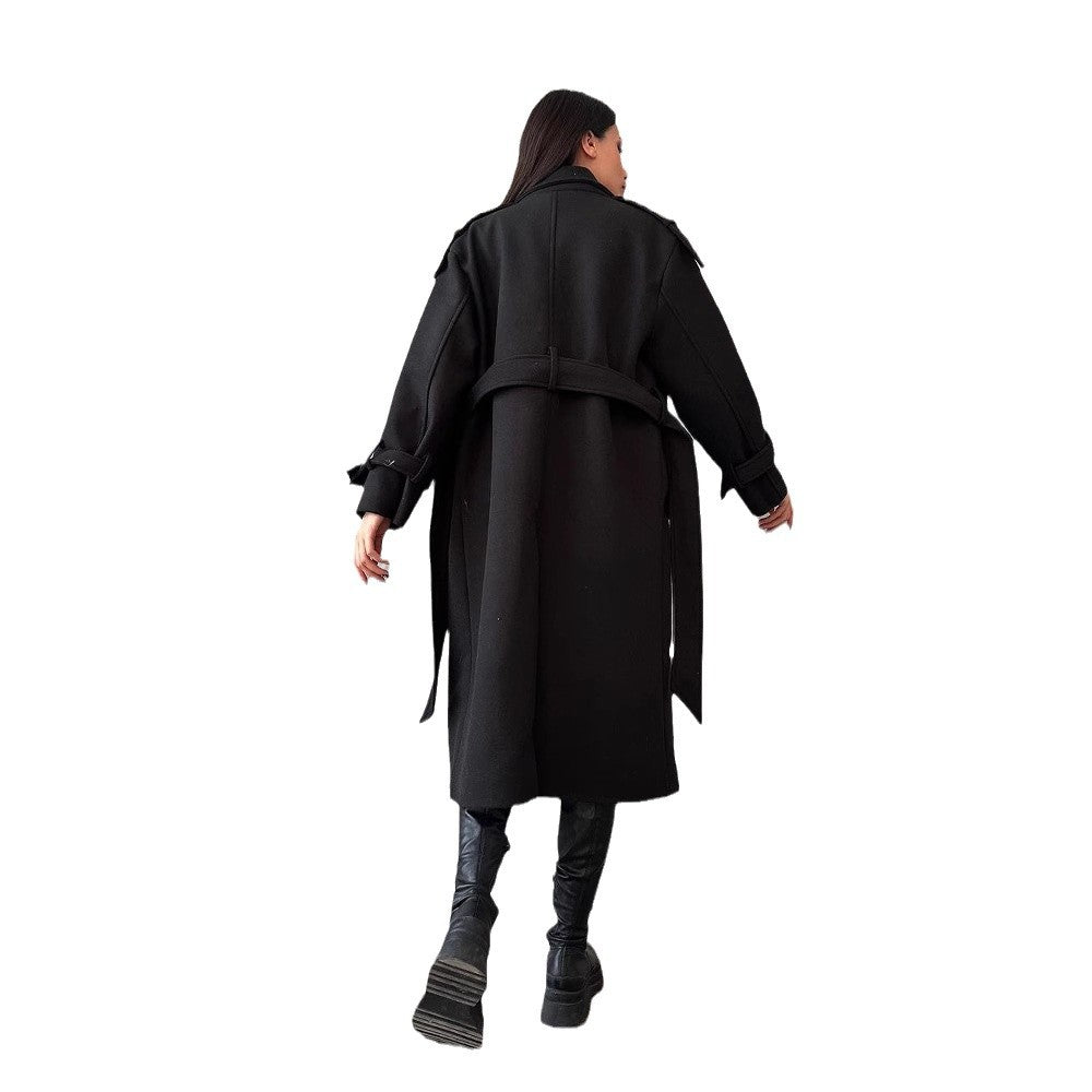 Stylish women's trench coat with elegant details and a double-breasted front closure Lune London