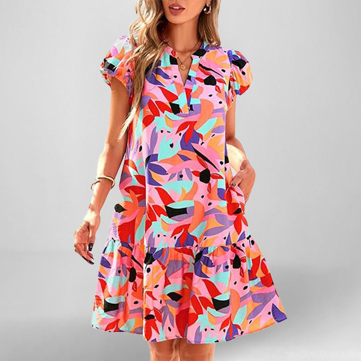 Robe courte à manches courtes fluides pour femmes avec ourlet froncé raffiné Chic & Stil