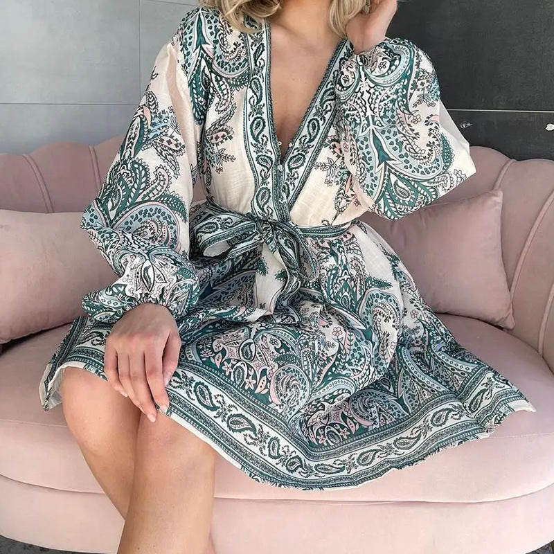 Robe enveloppante à manches longues et ceinture de taille en motif paisley vert émeraude pour femmes Chic & Stil