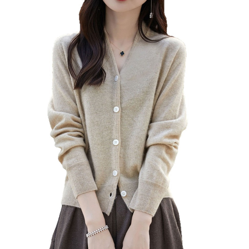 Cardigan féminin à la mode avec fermeture à boutons et matériau luxueux Chic & Stil