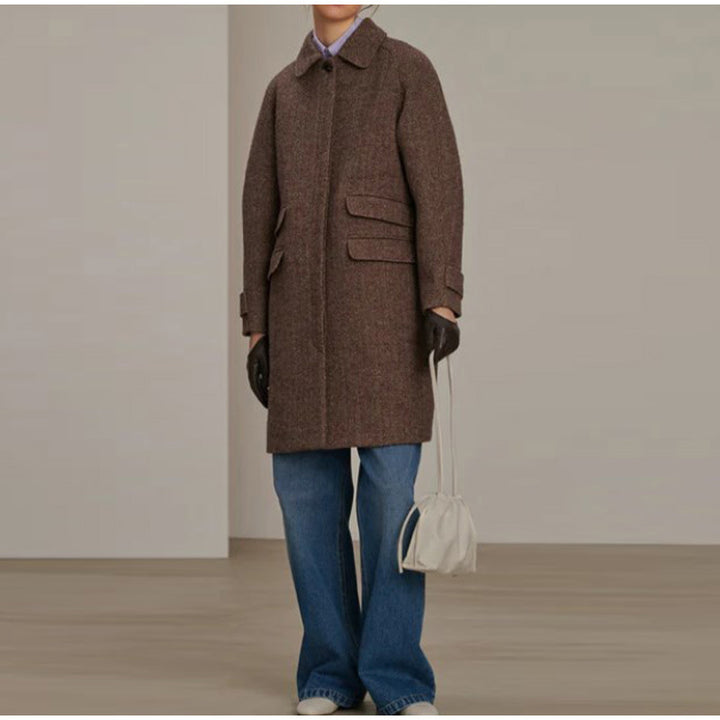 Elegant wool coat for women with pockets and contrasting buttons Lune London