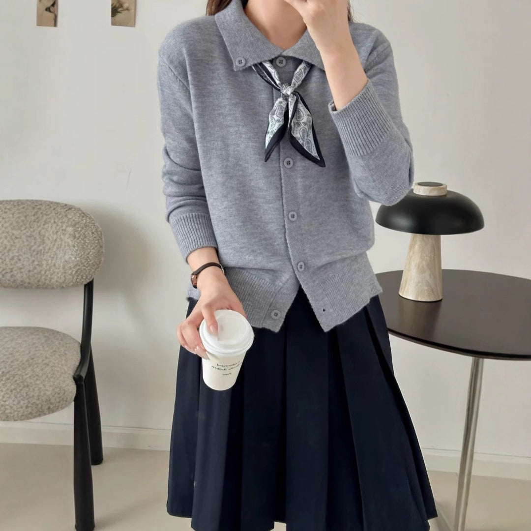 Ladies fine cardigan with classic collar and button closure Lune London