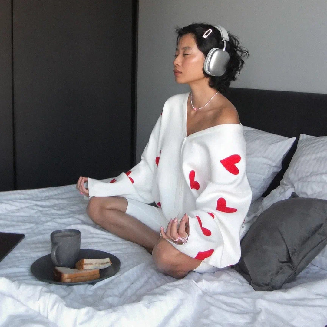 Sweatshirt for women with heart-shaped pattern and relaxed fit Lune London