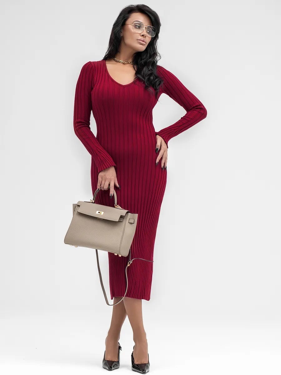 Robe tricotée pour femmes avec un profond décolleté en V et une texture côtelée Chic & Stil