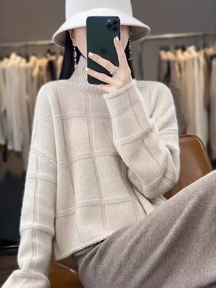 Comfortable knitted sweater for women in chic and stylish checkered design